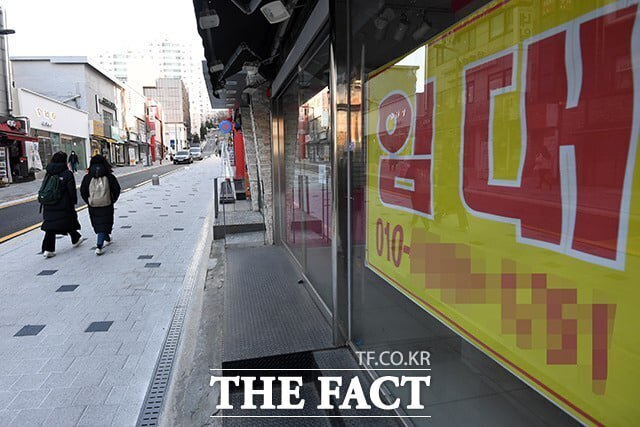 정부와 금융권이 추진 중인 장기연체채권 채무조정 프로그램은 7년 이상, 5000만원 이하 장기연체채권을 일괄 매입해 탕감·조정하는 구조로, 수혜대상은 약 113만4000명으로 추산된다. 사진은 서울 서대문구 이화여자대학교 인근 임대 상가 앞으로 시민들이 지나가고 있는 모습. /남용희 기자