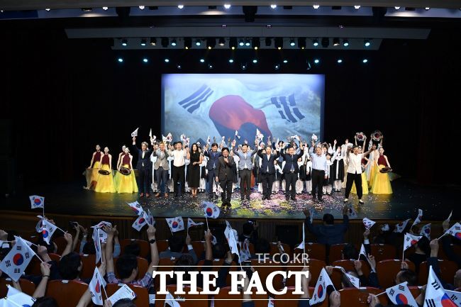 광복 80주년 경축식 뮤지컬 기념 촬영 모습 /부천시