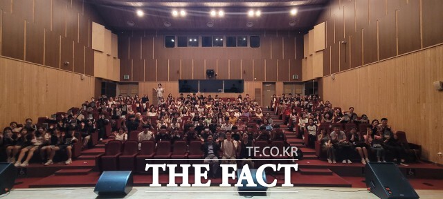 정읍교육지원청은 지난 17일 정읍 연지아트홀에서 중·고등학생 인문독서동아리 학생과 학부모, 시민을 대상으로 인문독서동아리 특강을 개최하였다. / 정읍교육지원청