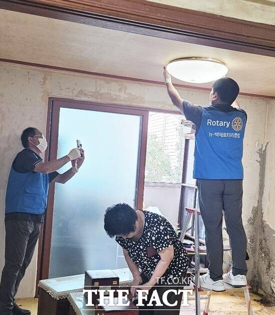 국제로타리 3680지구 뉴-백제로타리클럽이 18일 대덕구의 취약계층을 대상으로 주거환경개선사업을 했다. 회원들이 전등을 교체하고 있다. /이창섭 독자