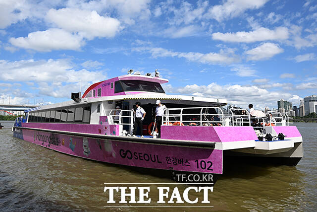 한강버스 운항 첫날인 18일 오전 서울 영등포구 여의도 선착장에 승객들을 태운 한강버스가 도착하고 있다. /서예원 기자