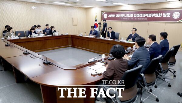 대전시의회 민생경제특별위원회가 17일 대전신용보증재단을 방문한 모습./대전시의회