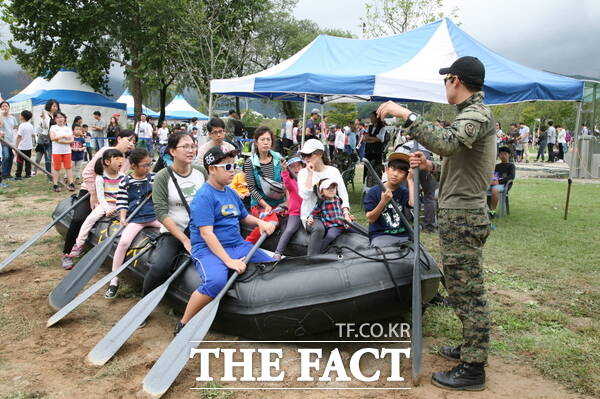 2025계룡軍문화축제 병영체험존에서 진행되고 있는 고무보트 체험 /계룡시