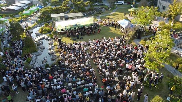 2022년 9월 철산 센트럴 푸르지오를 시작으로 현재까지 총 65회의 푸르지오 가든 음악회가 개최됐다. 사진은 2023년 6월 개최된 오룡에듀포레푸르지오 가든 음악회 전경. /대우건설