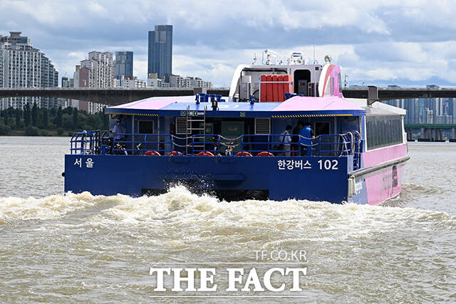 물살을 가르며 떠나는 한강버스.