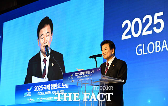 정동영 통일부 장관이 18일 오전 서울 종로구 포시즌스 호텔 서울에서 열린 2025 국제 한반도 포럼(GKF)에 참석해 개회사를 하고 있다. /임영무 기자