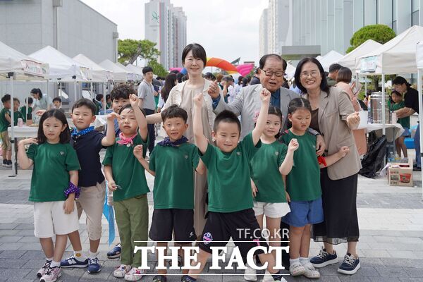 건양대부속유치원과 행복한우리복지관이 지난 16일건양대학교병원 신관 앞 광장에서 지역 사회 연계 프로그램인 시장놀이를 공동 개최했다. 김희수 건양교육재단 설립자(오른쪽 두 번째)와 김선희 건양대부속유치원장(오른쪽 첫 번째), 유치원생들이 기념촬영을 하는 모습/건양대병원
