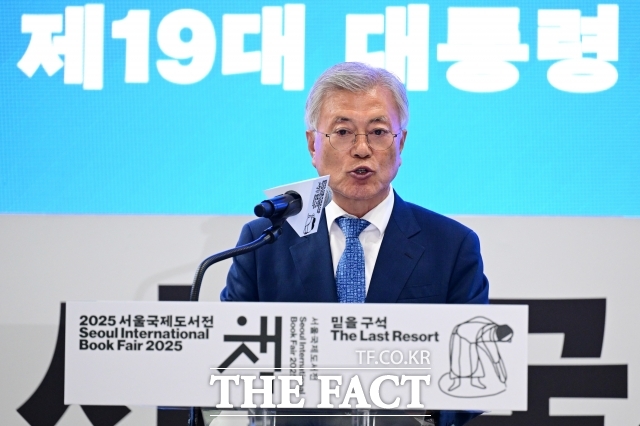 문재인 전 대통령은 18일 9·19 평양공동선언 및 남북군사합의 7주년을 하루 앞둔 이날 언론에 배포한 기념사에서 윤석열 정부는 역대 민주정부의 성과를 송두리째 무너뜨린 것에 그치지 않고, 수많은 외교안보 분야 공직자들에게 사법적 탄압을 자행했다고 주장했다. /남윤호 기자