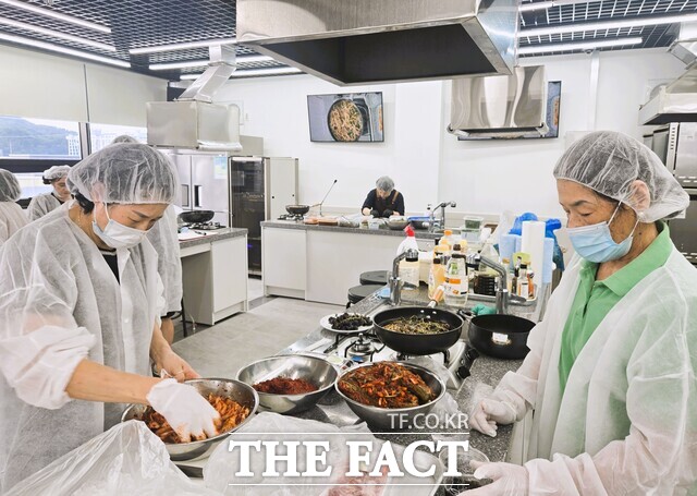 장성군이 남도음식거리 명품화 사업의 일환으로 집학교육을 실시하고 있다./장성군