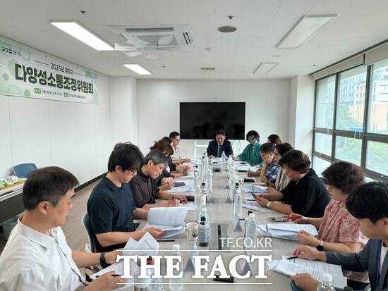 9일 다양성소통조정위원회 위원들이 2025년 제3차 회의를 열고 관련 안건들에 대해 논의하고 있다. /경기도