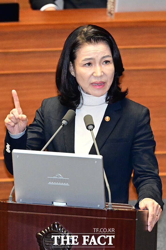 이진숙 방송통신위원장이 18일 오후 서울 여의도 국회에서 열린 교육·사회·문화 분야 대정부질문에 출석해 질의 답변을 하고 있다. /국회=남윤호 기자