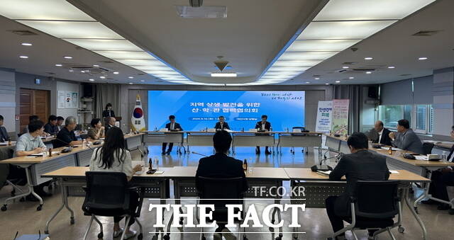 16일 아산시청 상황실에서 열린 산·학·관 협력협의회 회의 모습./아산시