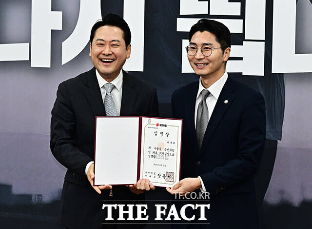 박준태 당대표 비서실장에게 임명장 수여하는 장동혁 국민의힘 대표.