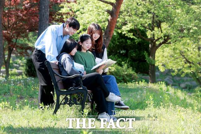 충남도립대 공원에서 자치행정학과 학생들이 함께 시험 준비를 하고 있다. /충남도립대