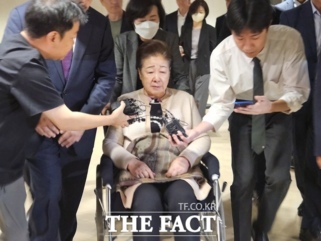 건진법사·통일교 청탁 의혹을 받는 한학자 세계평화통일가정연합(통일교) 총재가 김건희 여사 연루 의혹들을 수사하는 민중기 특별검사팀 조사에 첫 출석한 지 약 9시간 만에 귀가했다. /이다빈 기자