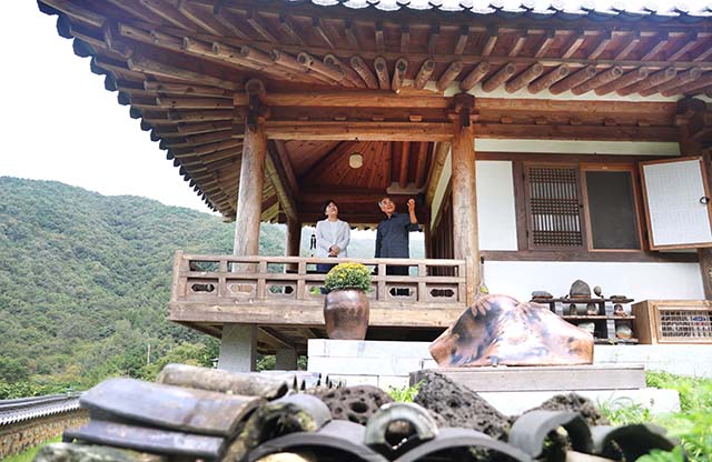 송미령 농림축산식품부 장관이 18일 전북 완주군 소양면에 위치한 오성한옥마을을 둘러보고 있다./농식품부