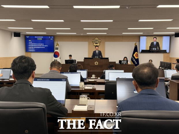 충청광역연합의회가 18일 본회의장에서 제6회 임시회르 열고 있다. /충청광역연합의회