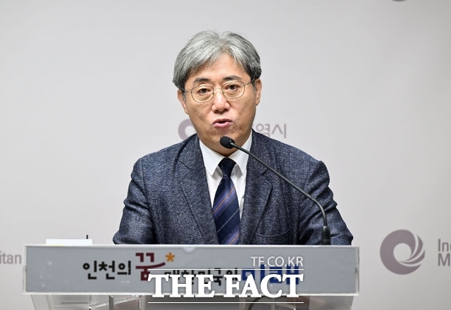 18일 인천시청 브리핑룸에서 이남주 미래산업국장이 미래산업국 소관 현안과 관련해 기자 브리핑을 하고 있다./인천시