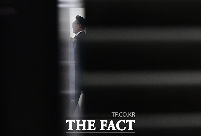 무소속 이춘석 의원의 주식 차명거래 의혹을 수사하는 금융범죄수사대 관계자들이 18일 오전 서울 여의도 국회 의원회관 이 의원 사무실을 압수수색하고 있다. /국회=배정한 기자