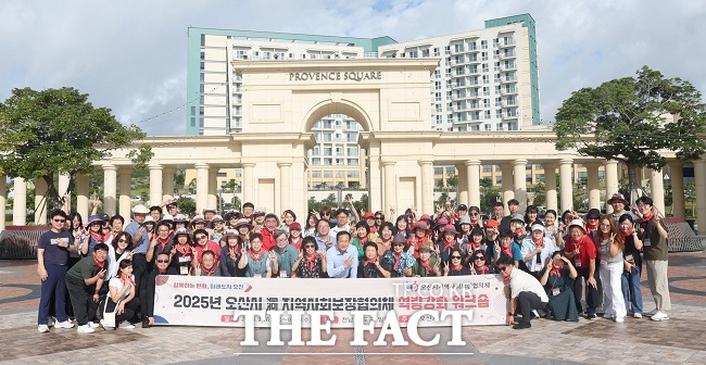 오산시 지역사회보장협의체 위원 워크숍 참석자들 기념촬영 /오산시