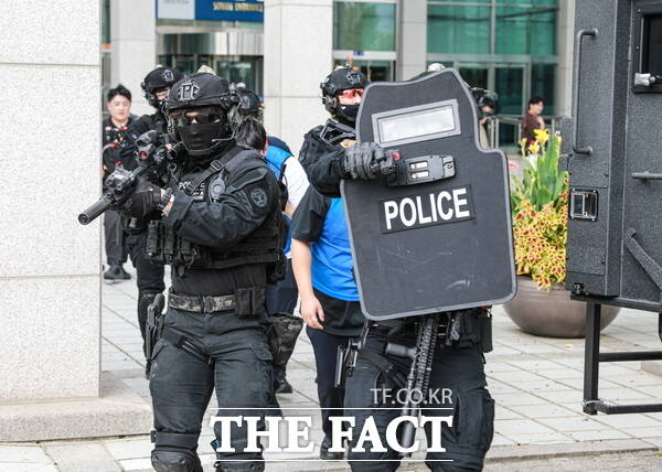 경찰청은 18일 2025 아시아·태평양경제협력체(APEC) 정상회의의 성공적 개최를 지원하기 위해 제2회 국내일반 테러사건대책본부 훈련을 실시한다고 밝혔다. 사진은 경찰이 정부대전청사에서 대테러 합동훈련을 진행하고 있는 모습./대전경찰청