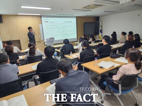 세종시교육청 학교지원본부가 18일 심의위원들을 대상으로 ‘2025년 하반기 학교폭력대책심의위원회 전문성 심화 연수’를 갖고 있다. /세종시교육청