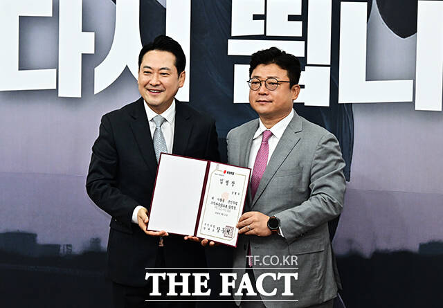 강명구 조직부총장에게 임명장 수여하는 장동혁 국민의힘 대표.