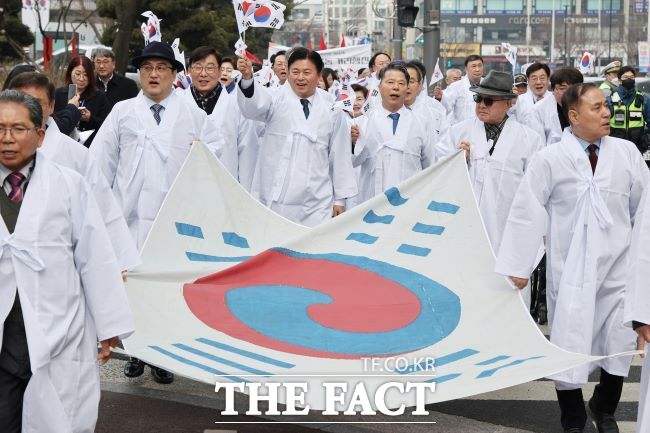 조용익 부천시장(가운데)과 시민, 정치인들이 3·1절 106주년 거리행진에 참여하고 있다./부천시