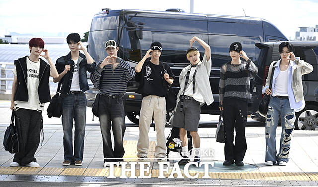 그룹 클로즈유어아이즈가 오는 20일 마카오 아웃도어 퍼포먼스 베뉴(Macao Outdoor Performance Venue, 澳門戶外表演區)에서 개최되는 ‘2025 더팩트 뮤직 어워즈(TMA)’ 참석을 위해 18일 오후 인천국제공항을 통해 출국하며 포즈를 취하고 있다. /인천국제공항 장윤석 기자