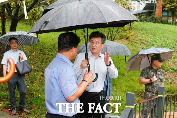 지난 17일 진행된 노은3동 현장 행정에서 정용래 유성구청장이 해랑숲근린공원 맨발걷기 산책로 조성 사업 현장의 진행 상황을 점검하고 있다./대전 유성구