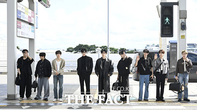 그룹 제로베이스원이 오는 20일 마카오 아웃도어 퍼포먼스 베뉴(Macao Outdoor Performance Venue, 澳門戶外表演區)에서 개최되는 ‘2025 더팩트 뮤직 어워즈(TMA)’ 참석을 위해 18일 오후 인천국제공항을 통해 출국하며 포즈를 취하고 있다. /인천국제공항=장윤석 기자