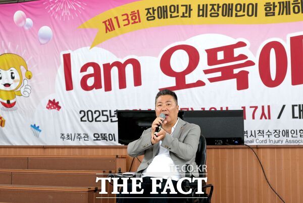 황경아 대전시의회 부의장이 18일 엑스포 시민광장에서 열린 제13회 아이엠(I am) 오뚝이 축제에 참석해 지역 장애인들을 응원하며 불굴의 도전에 모두 함께 할 것이라고 약속했다. /대전시의회