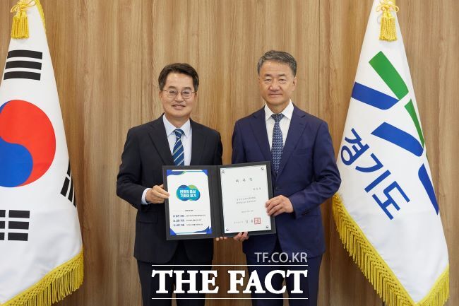 김동연 경기도지사(사진 왼쪽)와 박능후 도정자문위원장/경기도