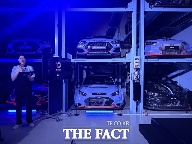 경기 의왕시 N 아카이브 내부에 전시된 롤링랩과 N 양산차들. 전시 차량은 모두 주행 가능한 상태로 관리된다. /황지향 기자