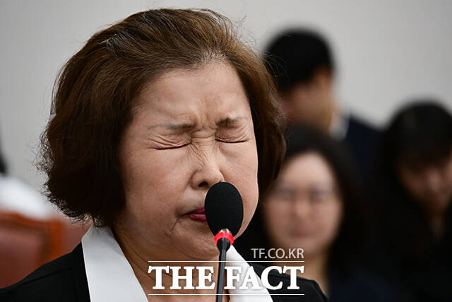 댓글 조작 의혹을 받는 극우 성향 역사교육단체 리박스쿨의 손효숙 대표가 구속 기로에 놓였다. 사진은 지난 7월10일 오전 서울 여의도 국회 교육위원회에서 열린 리박스쿨 청문회에서 손효숙 리박스쿨 대표가 질의를 들으며 눈을 질끈 감고 있는 모습./국회=남윤호 기자