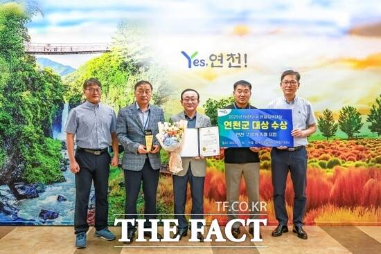 김덕현 경기 연천군수(가운데)를 비롯한 관계자들이 지난 16일 서울관광프라자에서 열린 2025년 제3회 대한민국 관광정책대상에서 ‘연천 구석기 축제’로 축제이벤트 부문 대상을 수상한 뒤 기념촬영을 하고 있다. /연천군