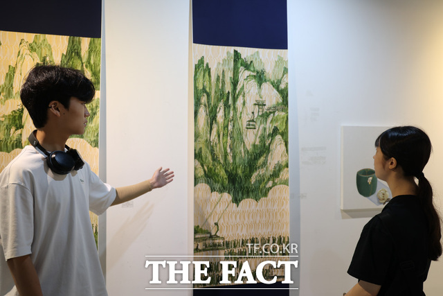 18일 목원대 미술관에서 열린 ‘2025 해외미술문화체험 작품전’에서 한국화전공의 한 학생이 작품을 설명하고 있다. /목원대
