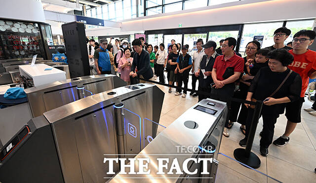 첫 운항에 몰린 승객들의 승선이 제한되고 있다. 승객들은 다음 한강버스를 기다려야 한다.