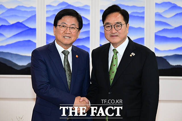 우원식 국회의장(오른쪽)이 18일 오후 서울 여의도 국회에서 최교진 사회부총리 겸 교육부 장관을 만나 기념촬영을 하고 있다. /국회=남윤호 기자