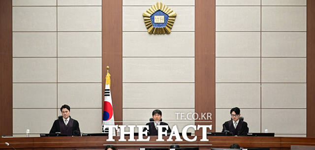 서울중앙지법이 윤석열 전 대통령 내란 우두머리 혐의 사건을 포함해 내란 사건을 심리 중인 형사25부(지귀연 부장판사)에 법관을 추가 배치하기로 했다. 지귀연 부장판사(가운데)가 지난 4월 서울 서초구 서울중앙지법 417호 법정에서 열린 윤석열 전 대통령의 내란 우두머리 혐의 재판을 하기 전 언론 공개에 대한 발언을 하고 있다./사진공동취재단