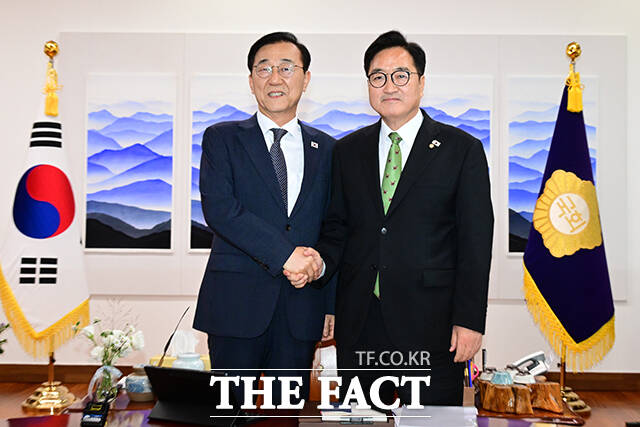 우원식 국회의장이 18일 오후 서울 여의도 국회에서 김윤덕 국토교통부 장관을 만나 기념촬영을 하고 있다. /국회=남윤호 기자