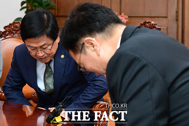 최교진 부총리와 우원식 의장이 인사말을 하며 함께 고개숙이고 있다.