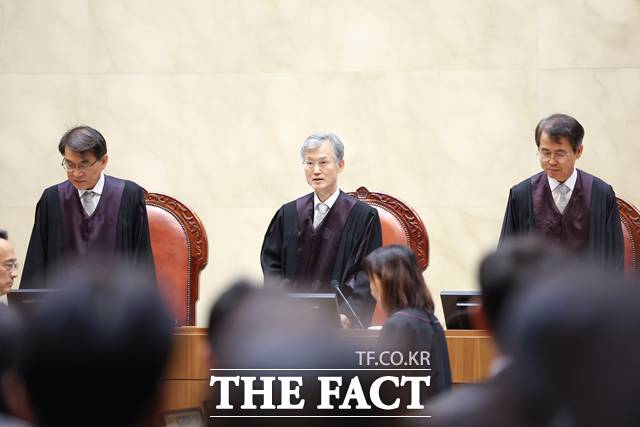 대법원 전원합의체(주심 오경미 대법관)는 19일 중도상환수수료가 이자제한법상 간주이자에 해당한다고 판결한 원심을 깨고 사건을 서울고법으로 돌려보냈다./대법원