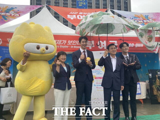 부여군이 17일 서울 광화문광장에서 열린 ‘WOW! CN 페스타’에 참가해 부여군의 문화관광 매력을 알리고 있다. /부여군