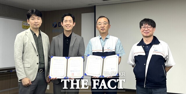 배재대 전기전자공학과와 DY이노베이트가 자율주행 기술 분야 협력을 위한 MOU를 체결하고 있다. /배재대