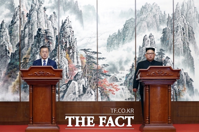 지난 2018년 9월 19일 문재인 대통령과 김정은 국무위원장이 평양 백화원 영빈관에서 평양공동선언 합의서에 서명한 후 발표하고 있다.