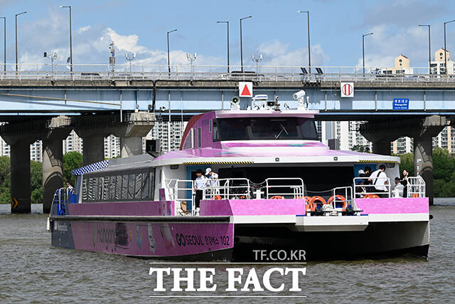 여의도 선착장에 도착한 한강버스.