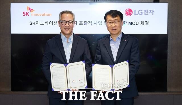 서울 종로구 SK서린빌딩에서 김무환 SK이노베이션 에너지설루션 사업단장(왼쪽), 이재성 LG전자 ES사업본부장(오른쪽)이 지난 17일 ‘AI 데이터센터 통합 에너지 설루션’ 공동 개발 및 사업화를 위한 양해각서(MOU)를 체결한 후 기념사진을 촬영하고 있다. /SK이노베이션