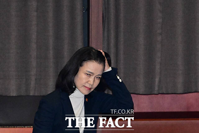 질의 답변을 마친 이진숙 위원장이 머리를 넘기며 자리로 향하고 있다.