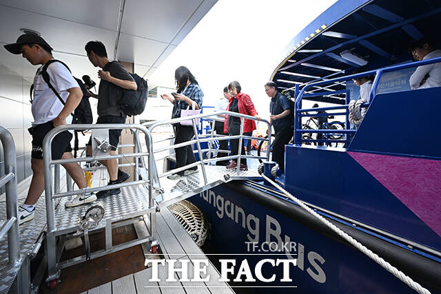 한강버스 운항 첫날인 18일 오전 서울 영등포구 여의도 선착장에서 승객들이 하선하고 있다. /서예원 기자